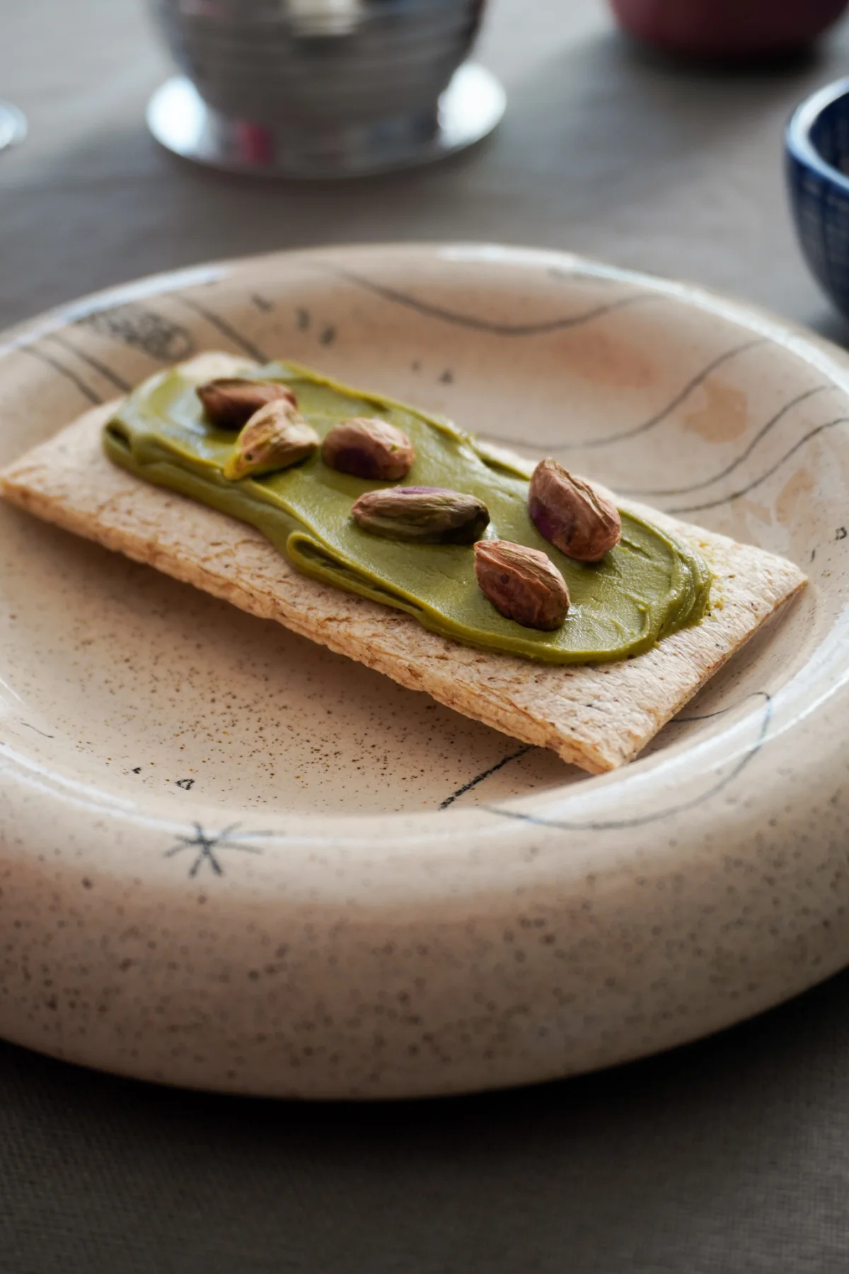 Pieczywo chrupkie z kremem pistacjowym i pistacjami