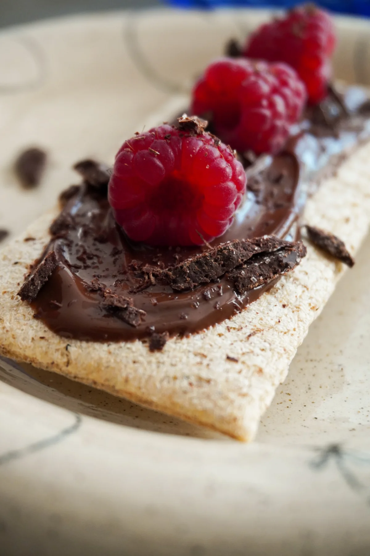 Pieczywo chrupkie z kremem czekoladowym, malinami i kawałkami czekolady