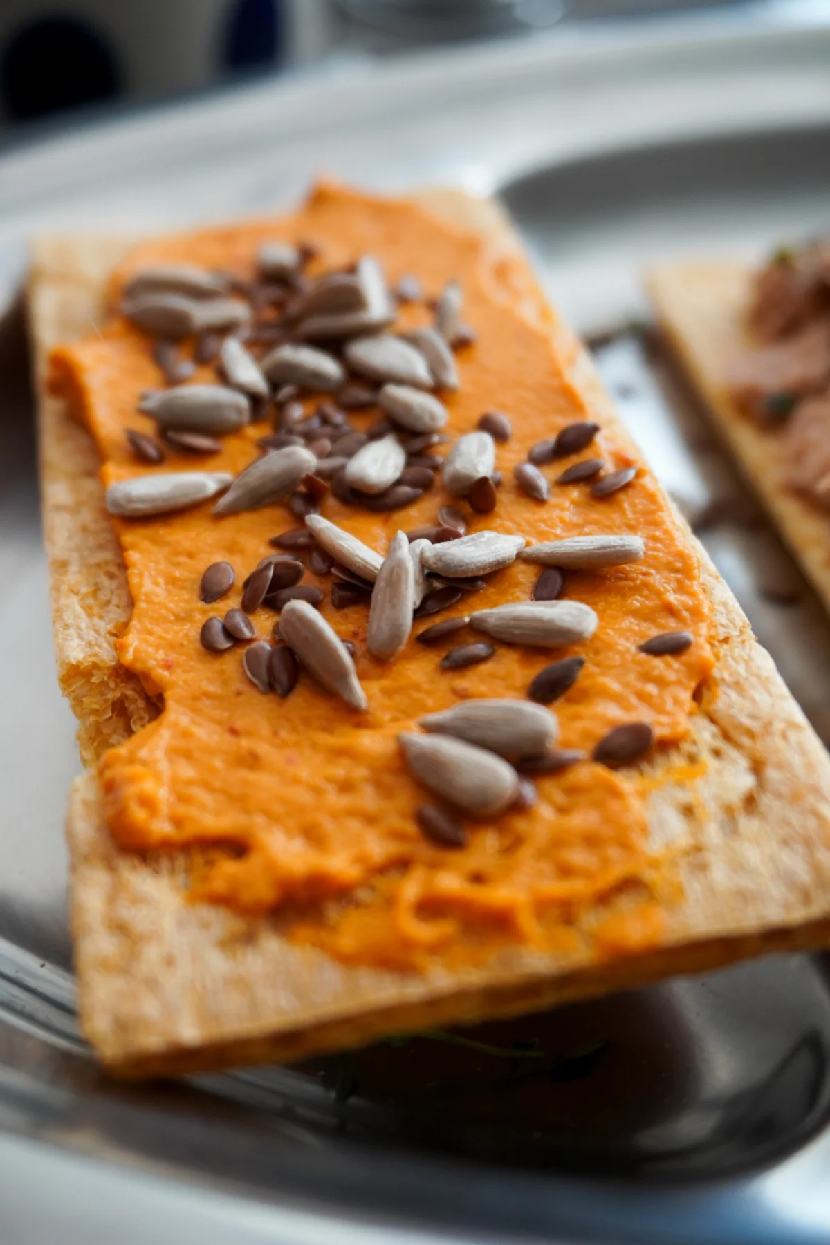 Pieczywo chrupkie z pomarańczową pastą warzywną i ziarnami
